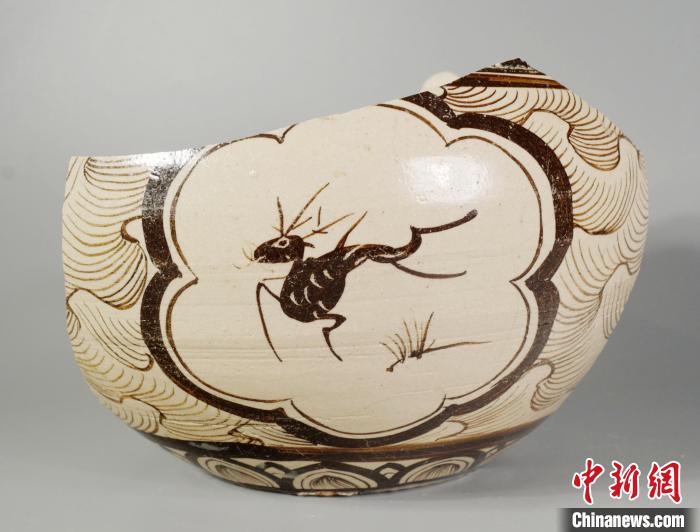 汪星侶收藏的吉州窯殘件白地褐花波濤紋開光奔鹿罐?！⊥粜莻H供圖