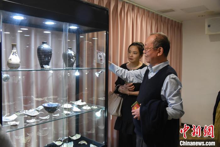 汪星侶(右一)向觀眾介紹吉州窯瓷器?！》队畋髷z
